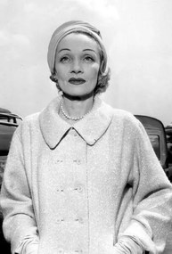 Fotografia Marlene Dietrich at Paris Airport Before Going To Montecarlo For Film The Monte Carlo Story 1956