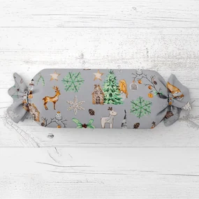 Biante Vianočný vankúš valec bonbon Sandra SA-509 Vianoční škriatkovia a ozdoby na sivom 15x40 cm