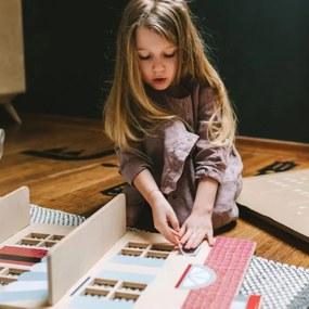 Dekoratívna polička v tvare domu