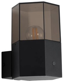 Vonkajšia nástenná lampa čierna s dymovým sklom šesťuholník a senzorom súmraku - Denmark