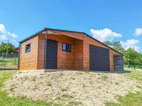 KvalitneVoliere Plechová garáž 9 x 5 m, s prístreškom a technickou miestnosťou