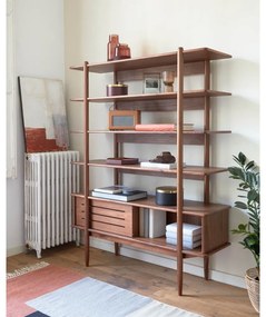 Knižnica v dekore orechového dreva Kave Home Carolin, 130 x 169 cm