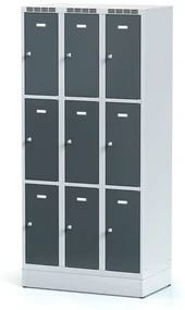 Alfa 3 Šatníková skrinka na sokli s úložnými boxami, 9 boxov, 1920 x 900 x 500 mm, otočný zámok, tmavosivé dvere
