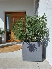 PLASTOVÝ KVETINÁČ NA KOLIESKACH BETONIQUE 40X40 CM IMITÁCIA BETÓNU SIVÁ