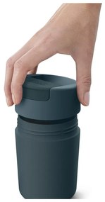 Tmavomodrý cestovný hrnček 340 ml Sipp – Joseph Joseph