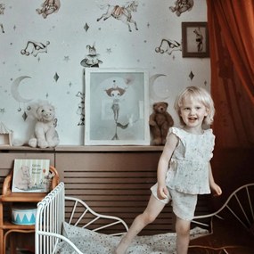 Tapeta francúzskej postavičky na svetlom nebi 280x100 cm