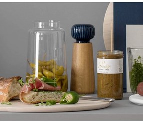 Mlynček z dubového dreva na korenie s tmavomodrým detailom z porcelánu Kähler Design Hammershoi, výška 17,5 cm