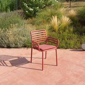 DOGA ARMCHAIR záhradná stolička s podrúčkami marsala
