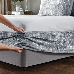 Sivý napínací zamatový poťah na rám postele 152x198 cm Crushed Velvet – Catherine Lansfield