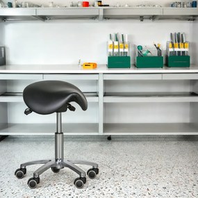 Pojazdná pracovná stolička ENIE, sedák v tvare sedla, mäkké kolieska, čierná
