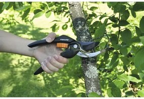 Záhradnícke nožnice Fiskars SingleStep dvojčepeľové P26