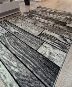 Sivý koberec Shiraz BCF s motívom dreva – klasický štýl Rozmer: 80x150 cm
