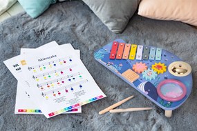 Drevený hudobný stolík s 4 nástrojmi pre deti (xylofón, bubon, tarka) – veľryba ECOTOYS