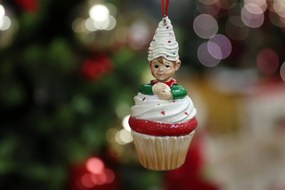 Klasik vianočná ozdoba škriatok v muffine 11cm