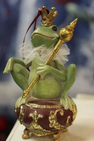 Zelená rozprávková závesná žaba so žezlom 12cm