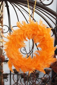 Oranžový závesný veniec z pierok 25cm