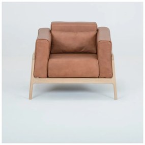 Koňakovohnedé kreslo z byvolej kože s konštrukciou z masívneho dubového dreva Gazzda Fawn