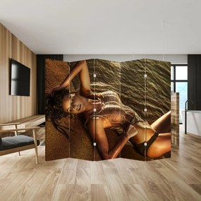Paraván - Žena ležiaci na pláži (210x170 cm)