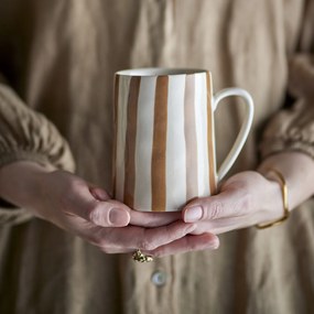 Bloomingville Kameninový hrnček Begonia Brown 440 ml