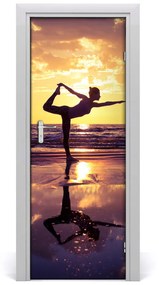 Fototapeta na dvere ľudia joga na pláži 85x205 cm