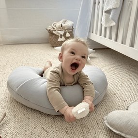 Vankúš croissant svetlo šedá 55cm