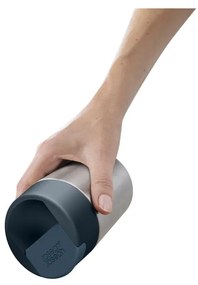 Cestovný hrnček v tmavomodro-lesklo striebornej farbe 340 ml Sipp – Joseph Joseph