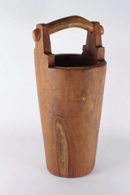 Dřevěná váza s uchem