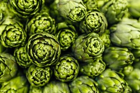 Umelecká fotografie Close-up of fresh green artichokes, Alexander Spatari, (40 x 26.7 cm)