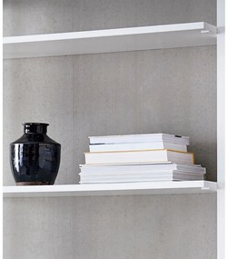 Biely policový systém s multifunkčnou skrinkou Edge by Hammel