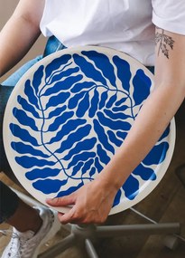 Wrap Ilustrovaná tácka drevená Art Trays by Linnéa Andersson okrúhla modrá