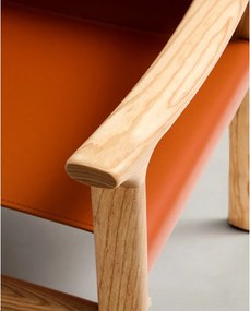 Koňakovohnedá jedálenská stolička s podrúčkami z jaseňového dreva Jan – Kave Home