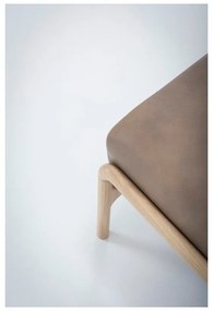 Svetlohnedá podnožka z byvolej kože s konštrukciou z masívneho dubového dreva Gazzda Fawn