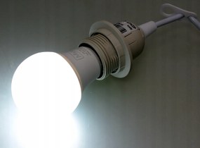 BERGE Stavebný a renovačný držiak lampy na žiarovky E27, kábel s maticou 230V, ČIERNY