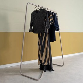 Taupe oceľový stojan na oblečenie 118x160x57 cm Hang-On – Spinder Design