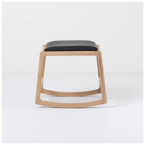 Podnožka s konštrukciou z masívneho dubového dreva s čiernym koženým detailom Gazzda Dedo