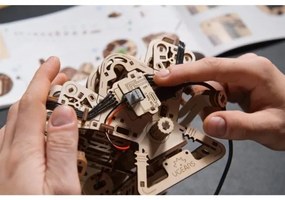 Ugears - 3D drevené mechanické puzzle Motor V8