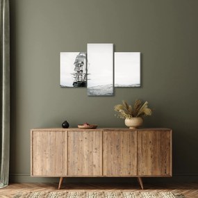 Obraz - Loď plávajúca po oceáne (90x60 cm)