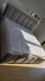Moderná čalúnená posteľ FANCY - Železný rám,140x200