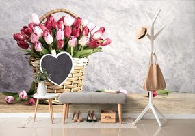 Tapeta drevený košík plný tulipánov