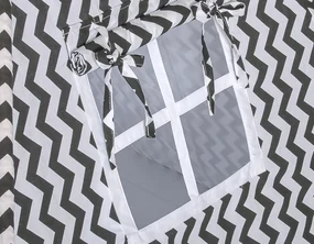 Bobono Stan Teepee pre deti + podložka na hranie + ozdobné perie - Chevron čierna