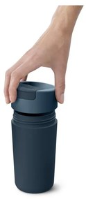 Tmavomodro-antracitový cestovný hrnček 450 ml Sipp – Joseph Joseph