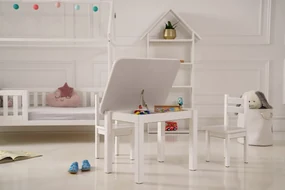 Detská svetlo šedá stolička otváracia s priehradkou