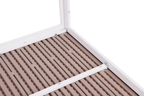 Veľký záhradný stôl v béžovej farbe s bielymi nohami