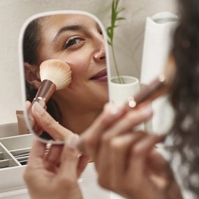 Béžový plastový kúpeľňový organizér na kozmetiku Viva – Joseph Joseph