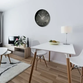 Luxusné nástenné hodiny do obývačky v čiernej farbe