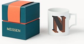 Westwing x MEISSEN, Ručne vyrobený hrnček's iniciálami a ozdobným motívom