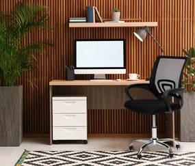 Ergonomická kancelárska stolička v čiernej farbe s kovovou základňou