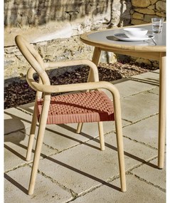 Záhradná stolička z eukalyptového dreva s výpletom v terakotovej farbe Kave Home Sheryl