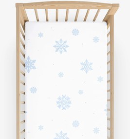 Goldea vianočná bavlnená napínacia plachta do detskej postieľky - modré vločky na bielej 60 x 120 cm