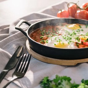 Liatinová panvica s bambusovou podložkou ANDREAS čierna ALL 940785